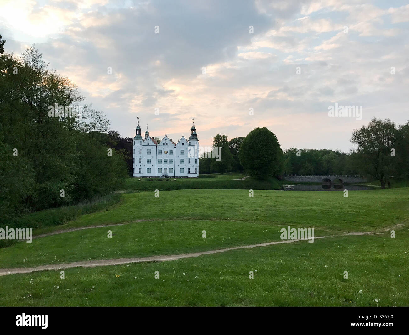 Panorama Aufnahme von einem Park mit dem Schloss Ahrensburg im Hintergrund Stock Photo