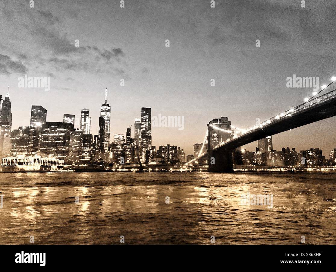 New york skyline at night hi-res stock photography and images - Alamy