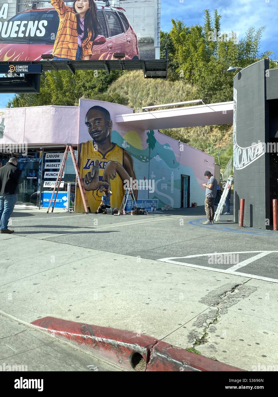 West Hollywood Sunset Strip Los Angeles, California January 29,2020. Street artist painting a mural to honor the death of pro basketball star, Kobe Bryant’s death of January 26, 2020. Stock Photo