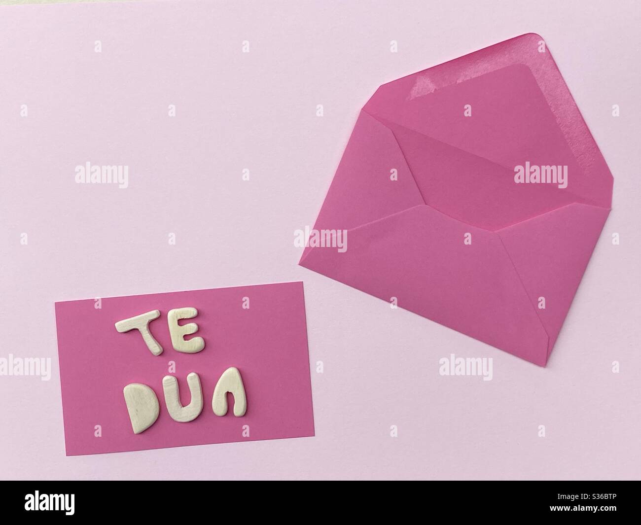 Te dua, albanian text meaning I love you composed with handmade wooden letters over pink card Stock Photo