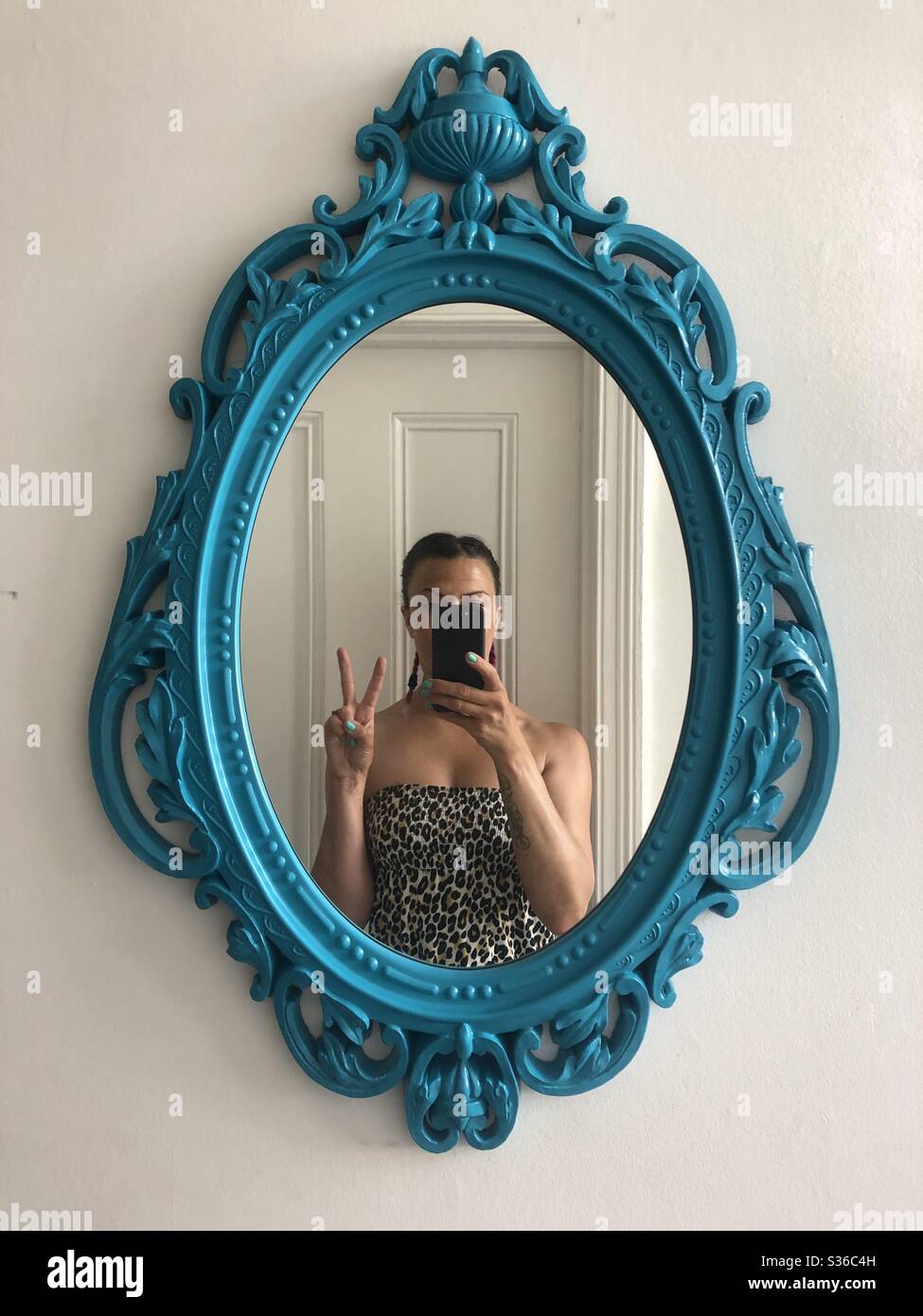 Girl with mirror hi-res stock photography and images - Alamy