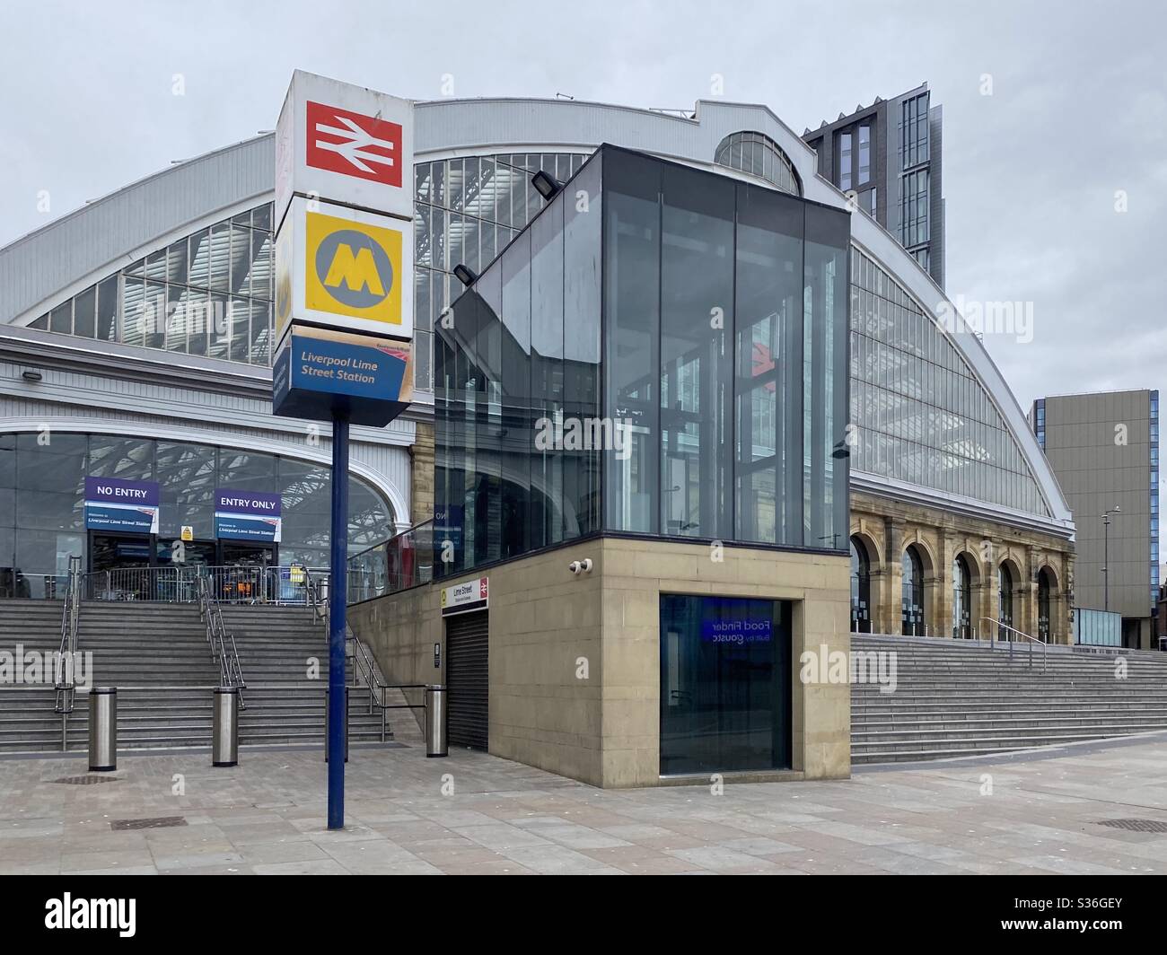 Liverpool lime street train station entrance Stock Photo - Alamy