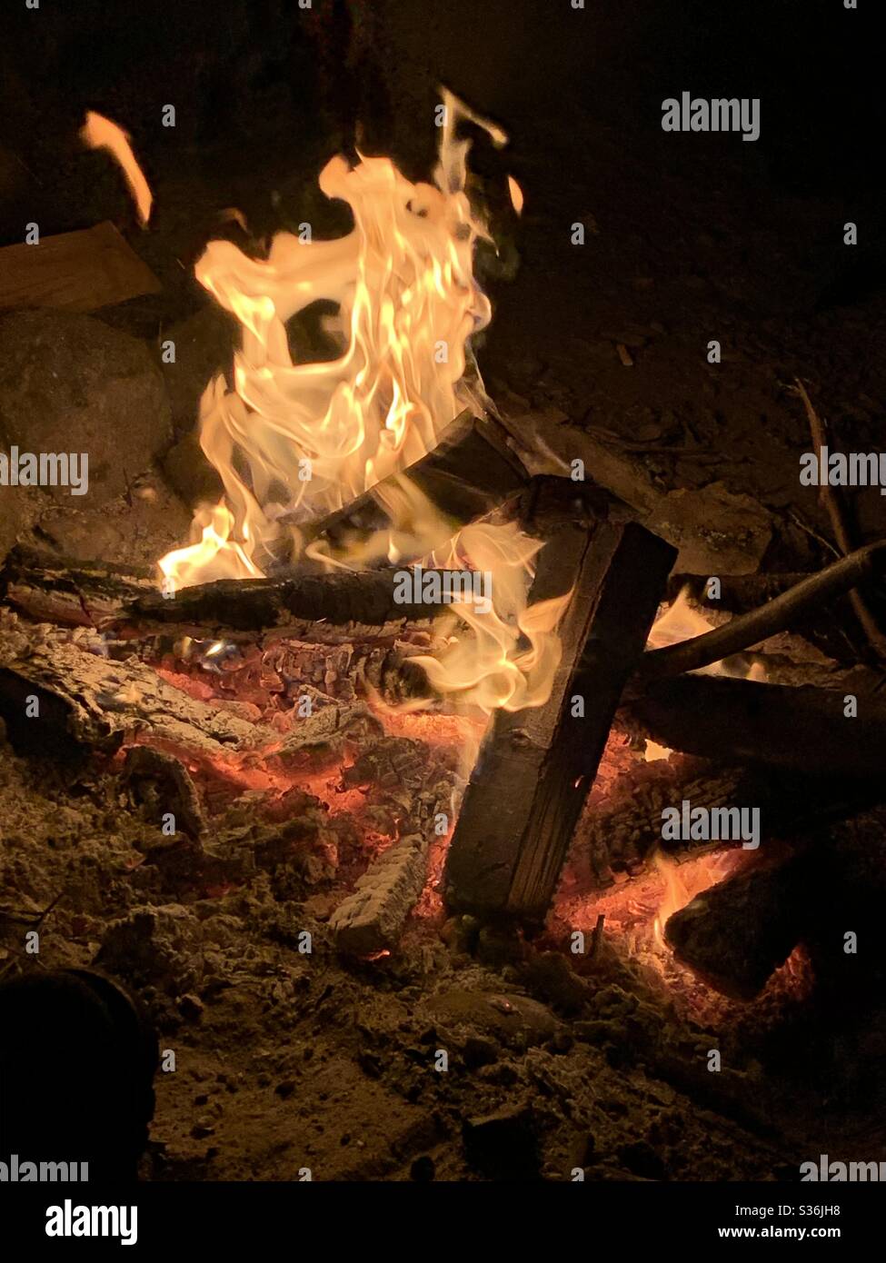 Outdoor camp fire hi-res stock photography and images - Alamy