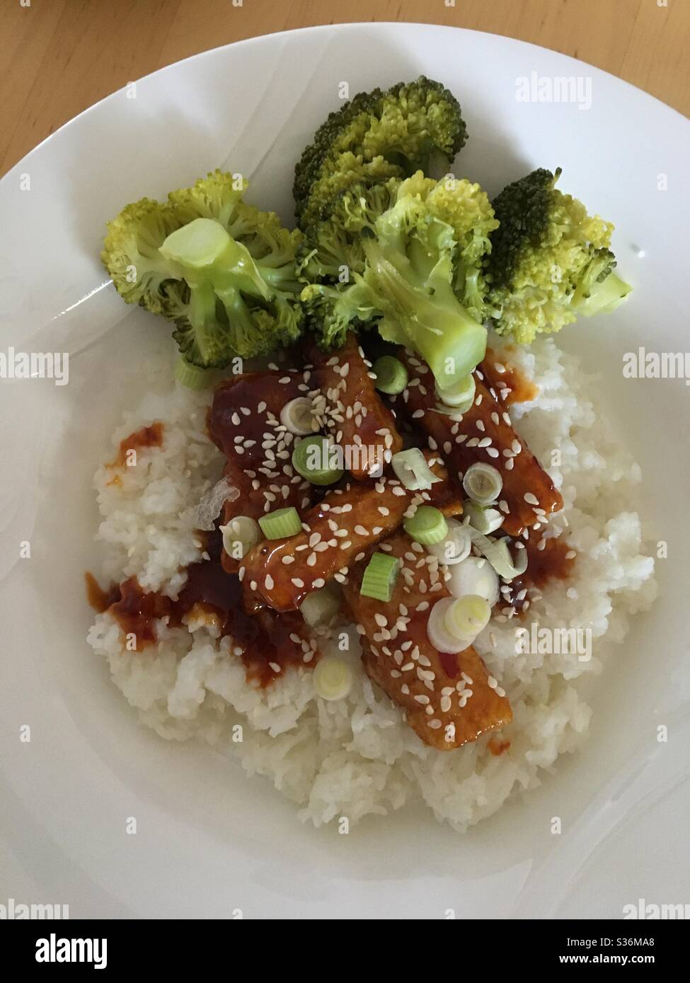 Crispy tofu, broccoli and rice Stock Photo - Alamy