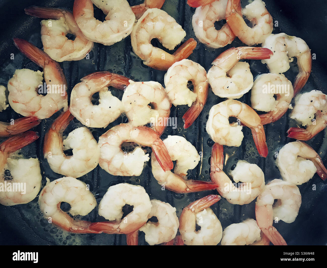 Shrimp frying in skillet Stock Photo - Alamy