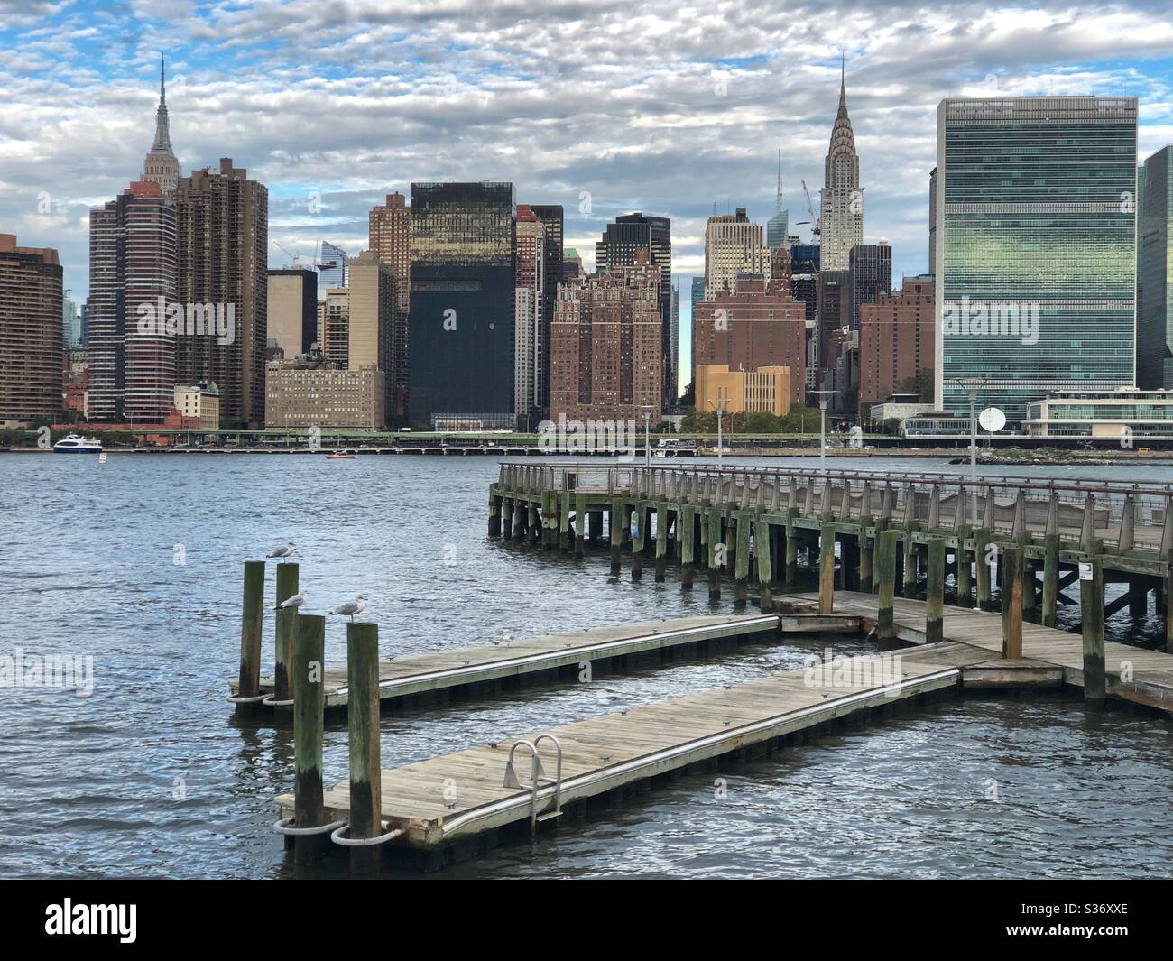 Fisher pier on the East River at the Gantry State Park in Long Island City, Queens Stock Photo