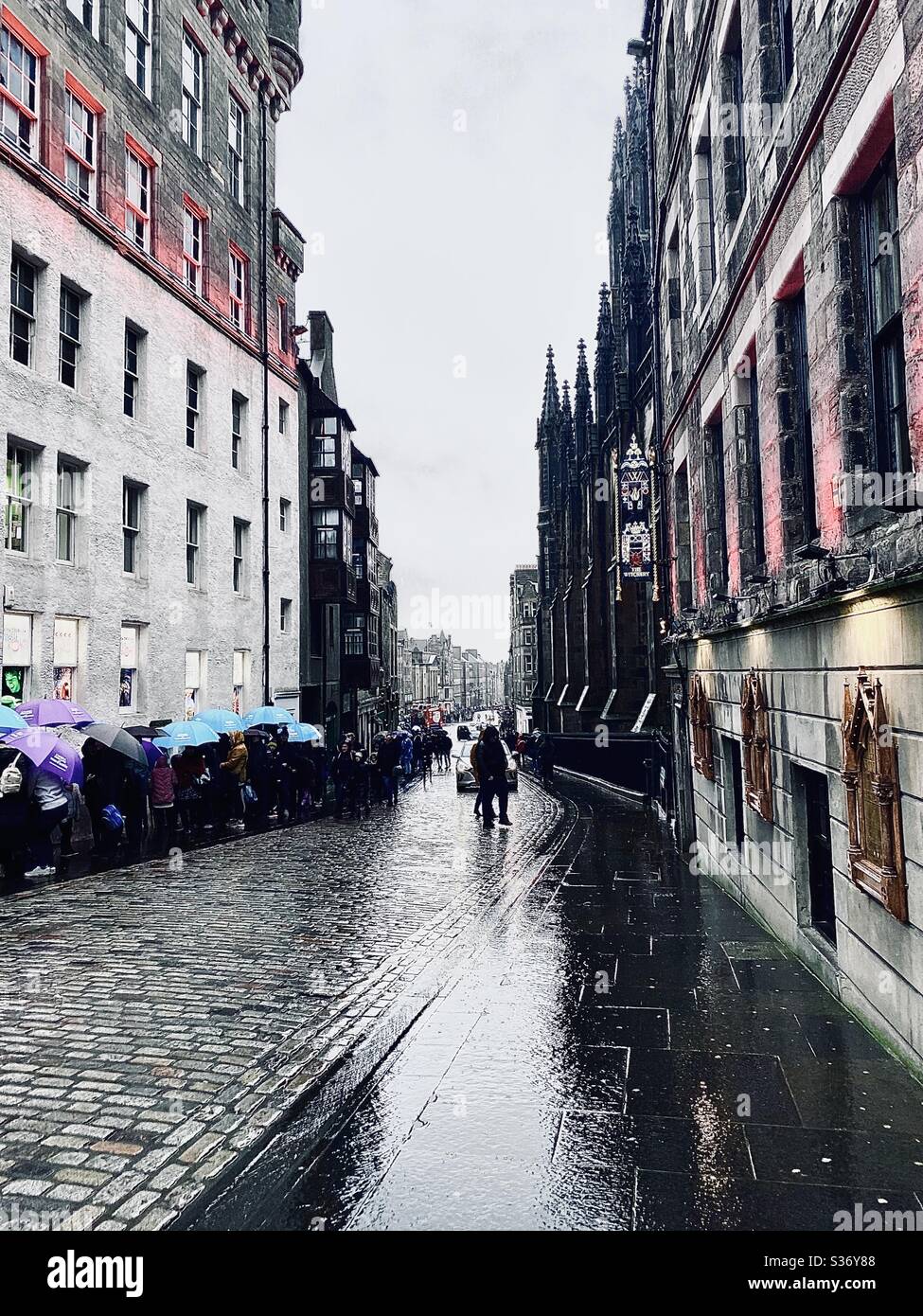 Rain edinburgh hi-res stock photography and images - Alamy