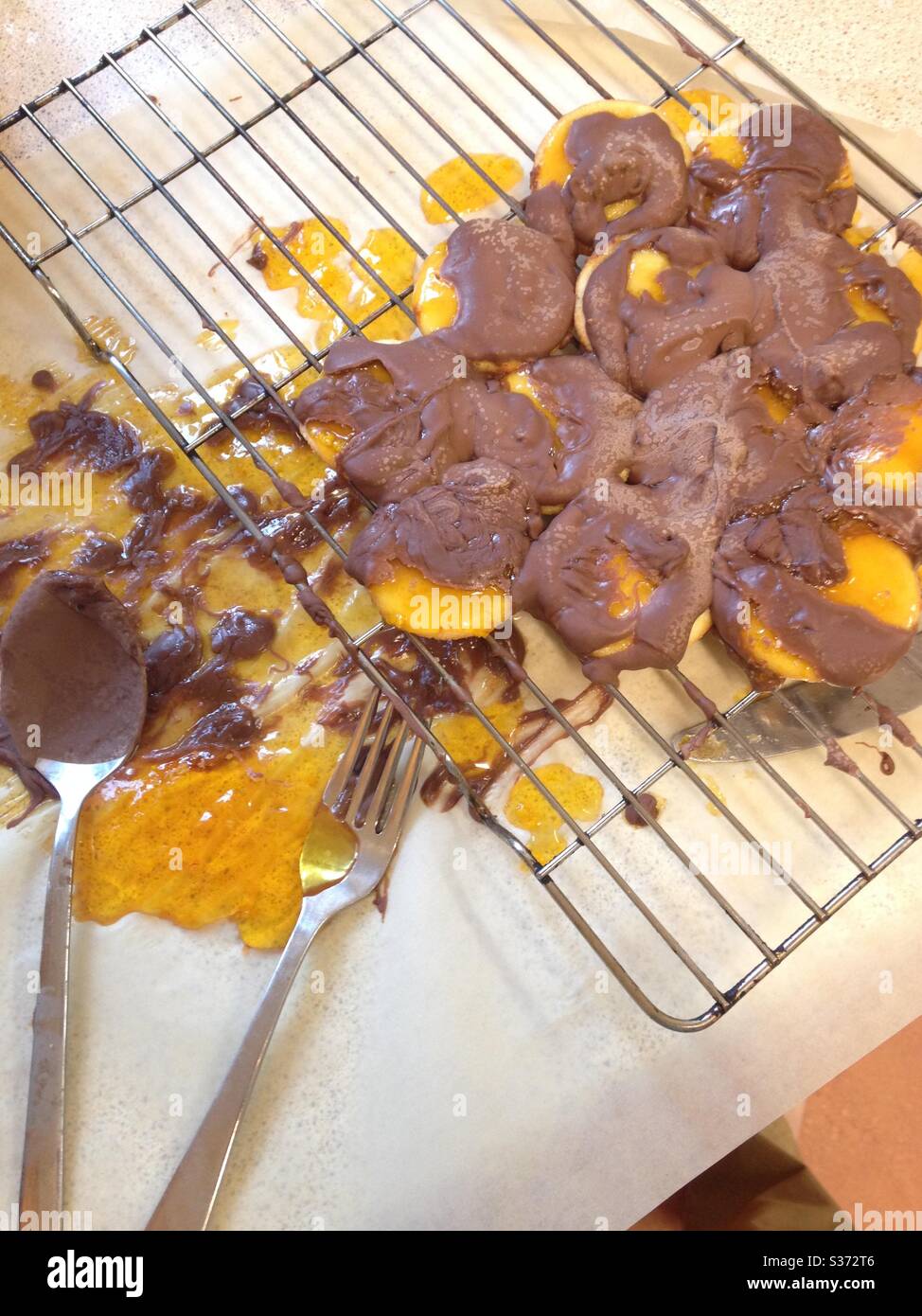 https://c8.alamy.com/comp/S372T6/baking-fail-attempting-to-make-jaffa-cakes-S372T6.jpg