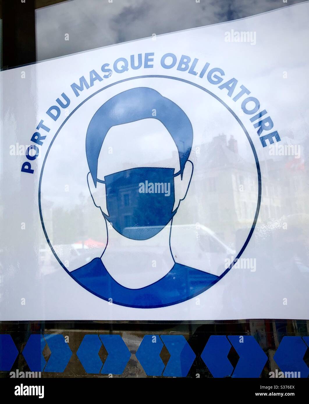 Notice on shop entrance door indicating face masks must be worn during the Covid-19 virus restrictions, France. - Smartphone Captured Stock Image