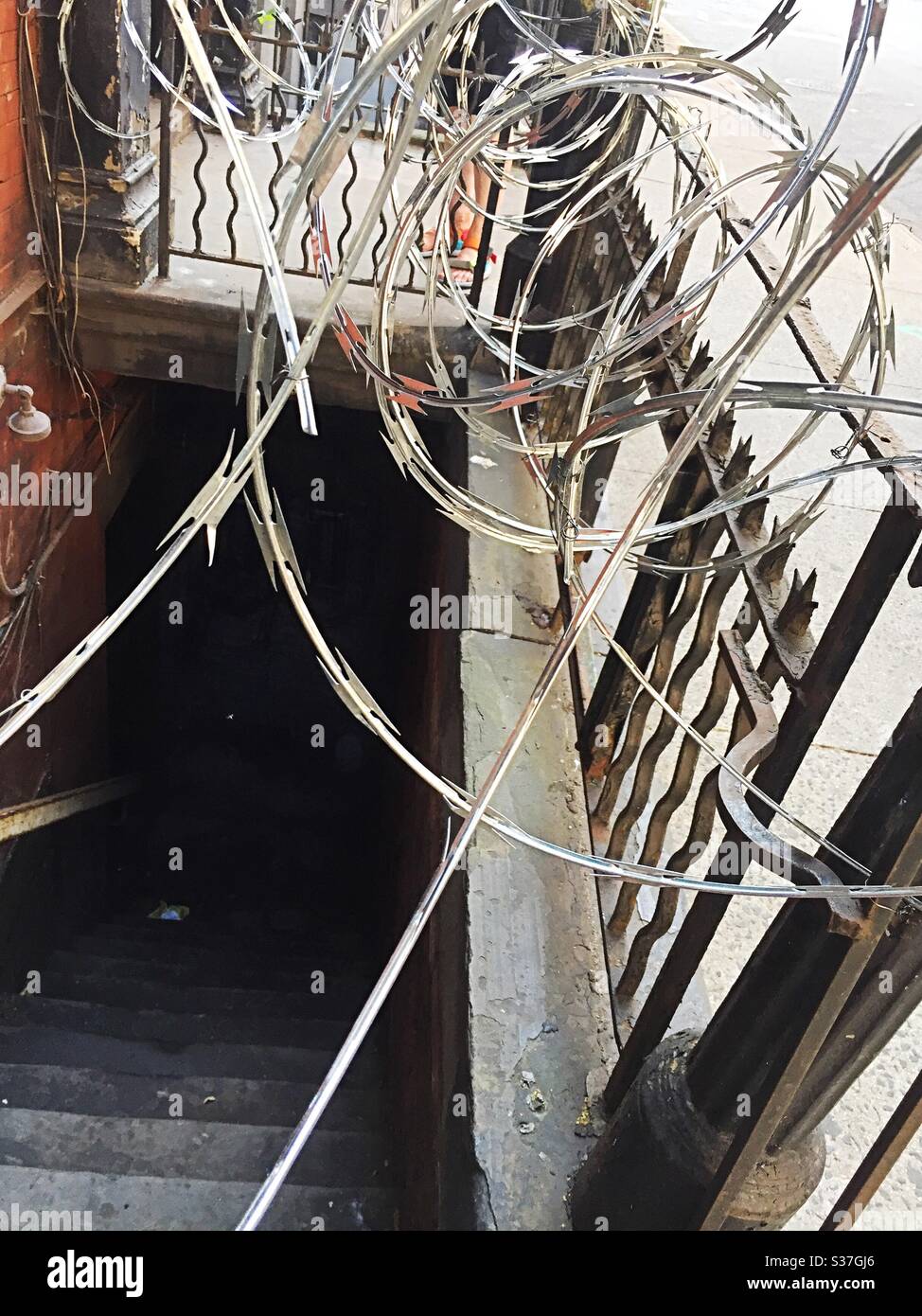 Concertina wire is a deterrent to illegal entry in buildings in midtown Manhattan, USA, NYC Stock Photo