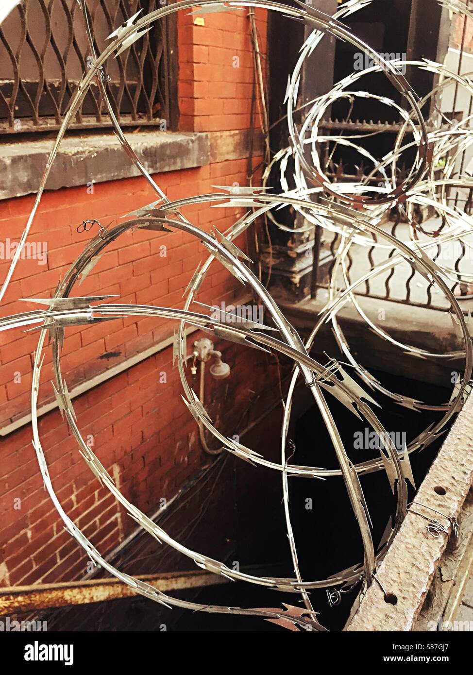 Concertina wire has been placed around building entrances in midtown Manhattan to defend against further looting, June 2020, NYC, USA Stock Photo