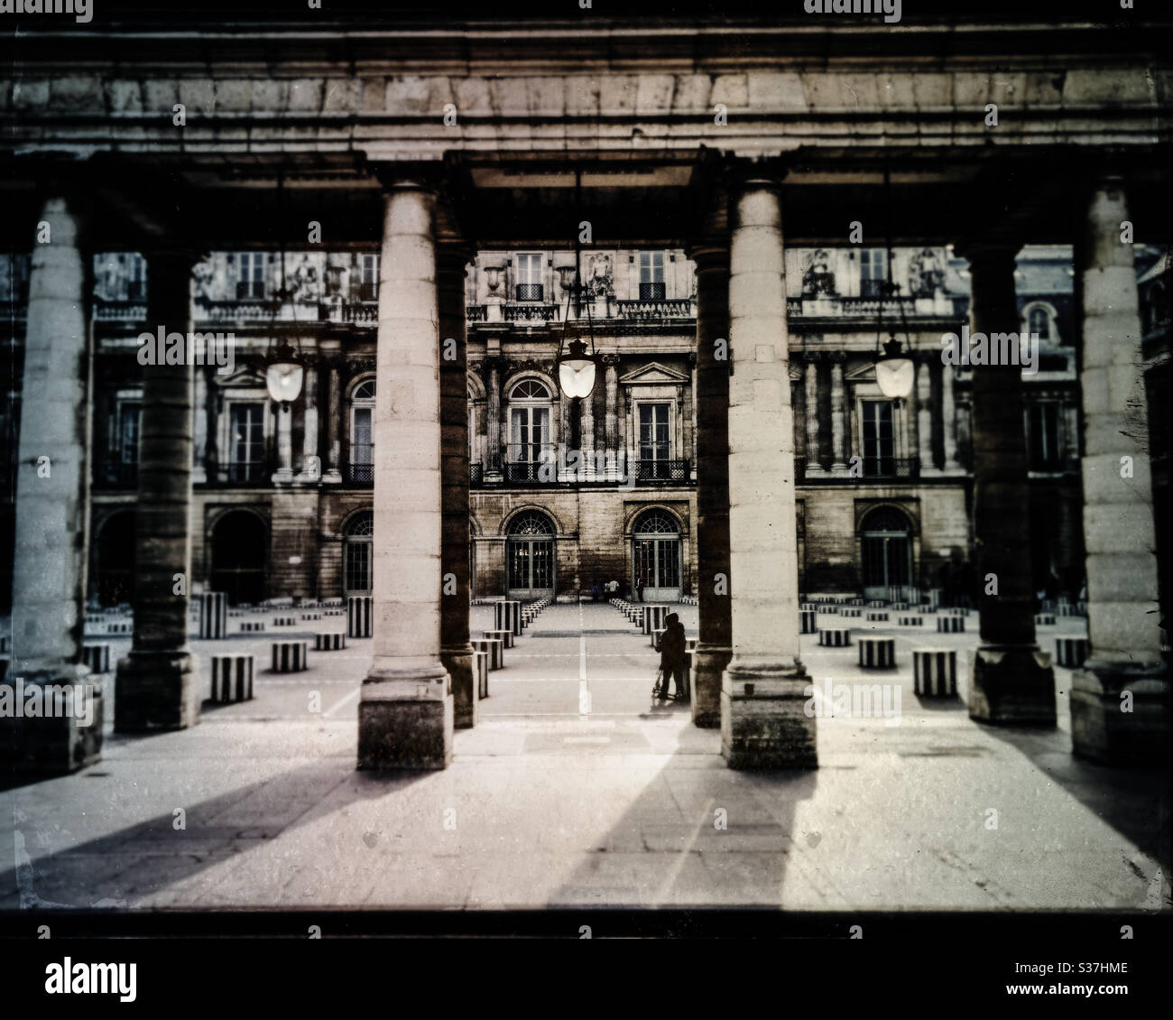 Les Deux Plateaux. The Colonnes de Buren. Inside the Palais Royal, at the Cour d'Honneur, sumptuous palace built for Richelieu in the 17th century. Buren’s Columns Stock Photo