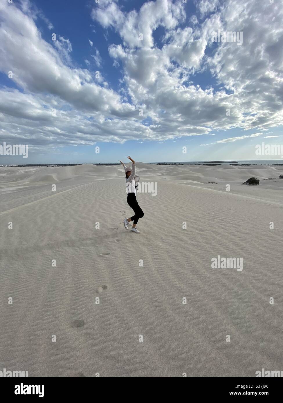 Girl in desert hi-res stock photography and images - Alamy
