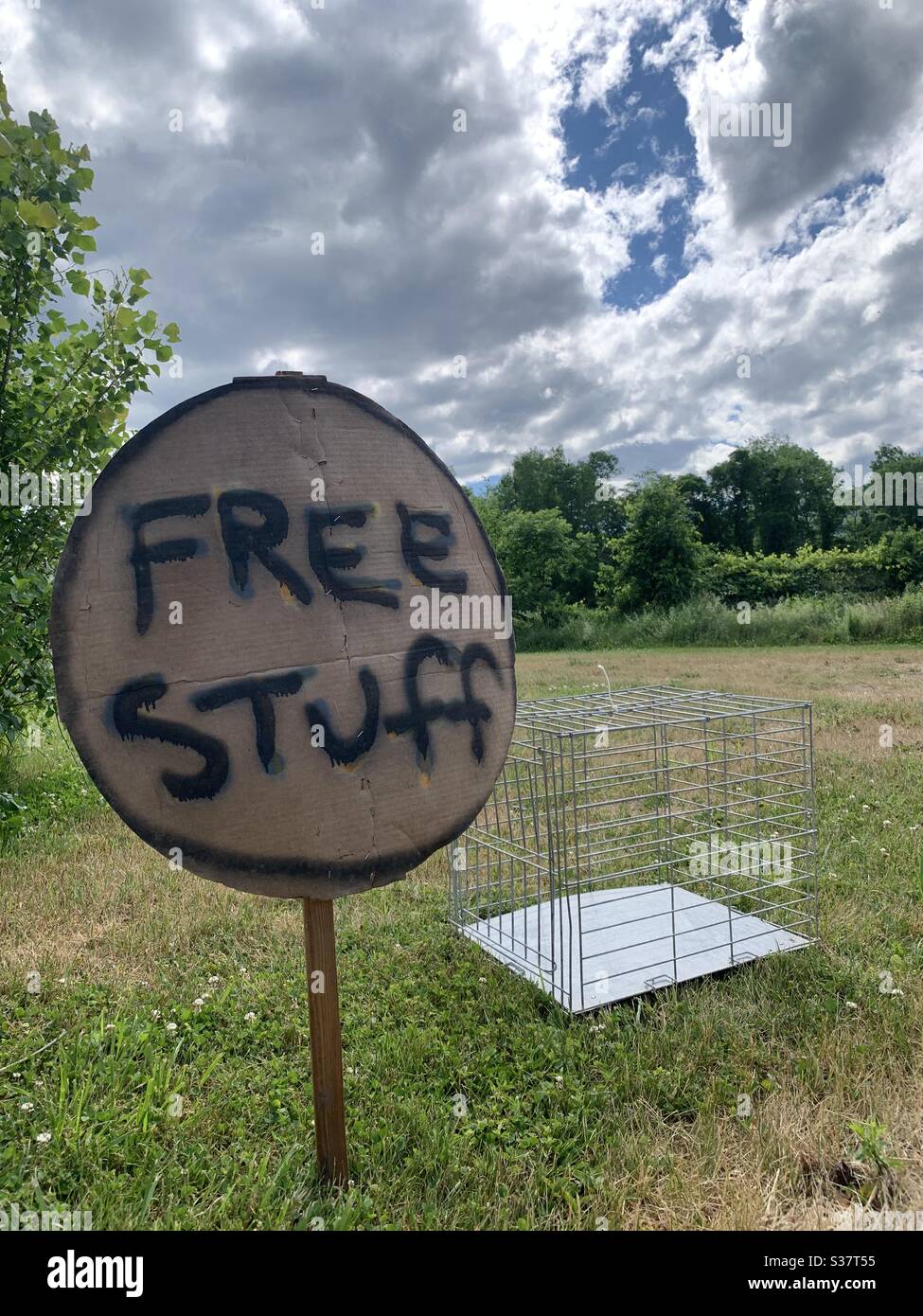 Free stuff, people dump unwanted items on there lawn for others to find as treasures  the round sign seems like a nice design choice Stock Photo