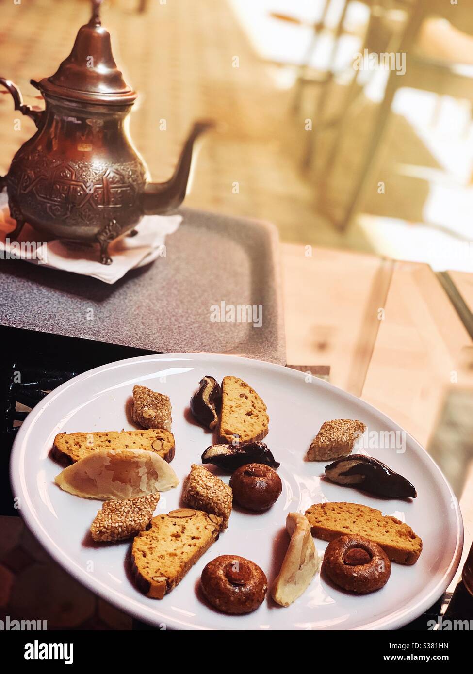Moroccan tea & cookies Stock Photo Alamy