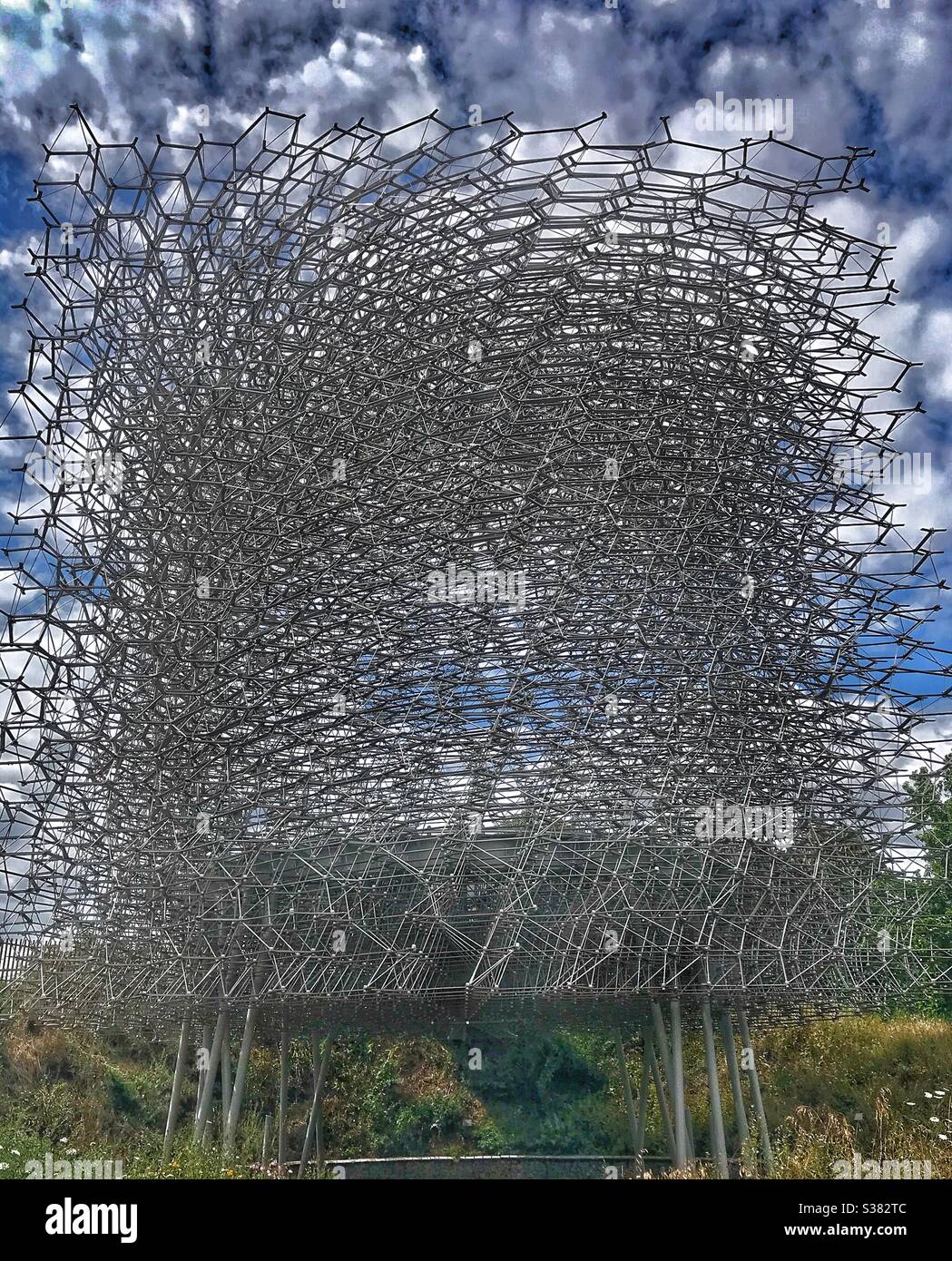 Bee Hive Aluminium and LED light Structure at Royal Botanic Kew Gardens designed by Wolfgang Buttress Stock Photo