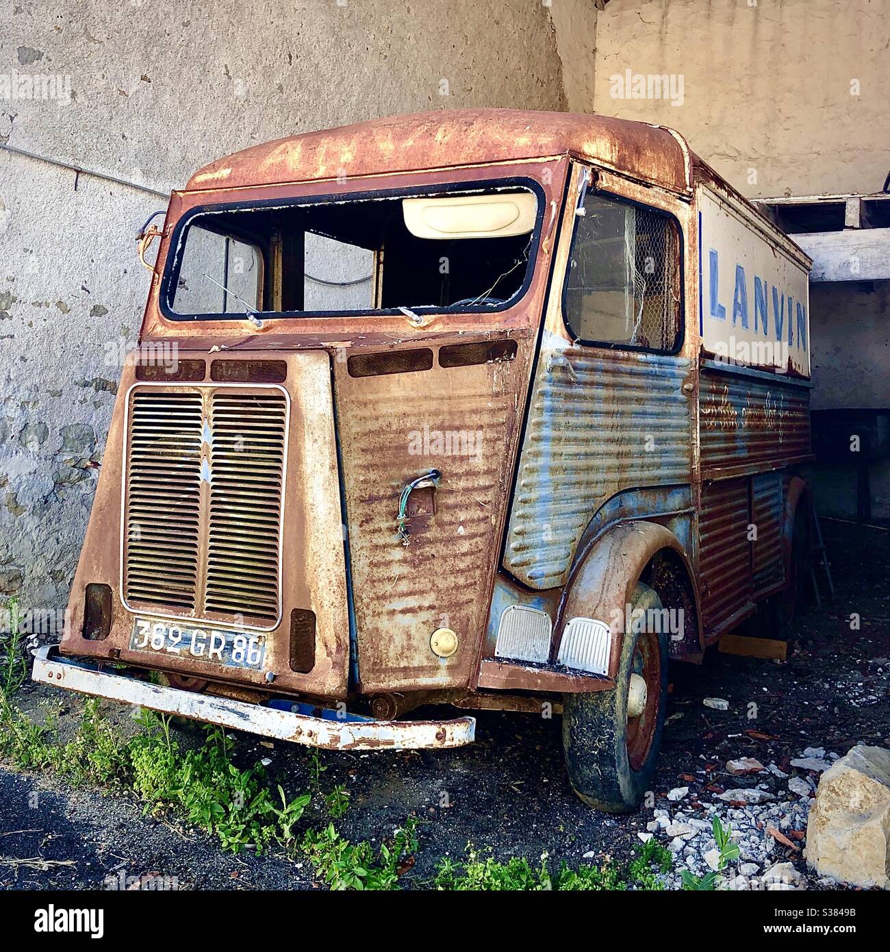 Old rusty 1940/1950s Citroen Type-H van in barn in central France. Stock Photo