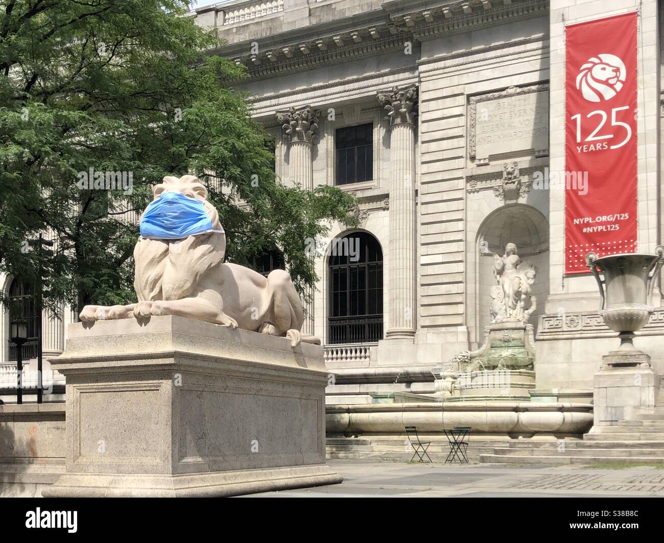 Masked library lions, Patience and Fortitude, at the New York Public Library in midtown Manhattan. Stock Photo