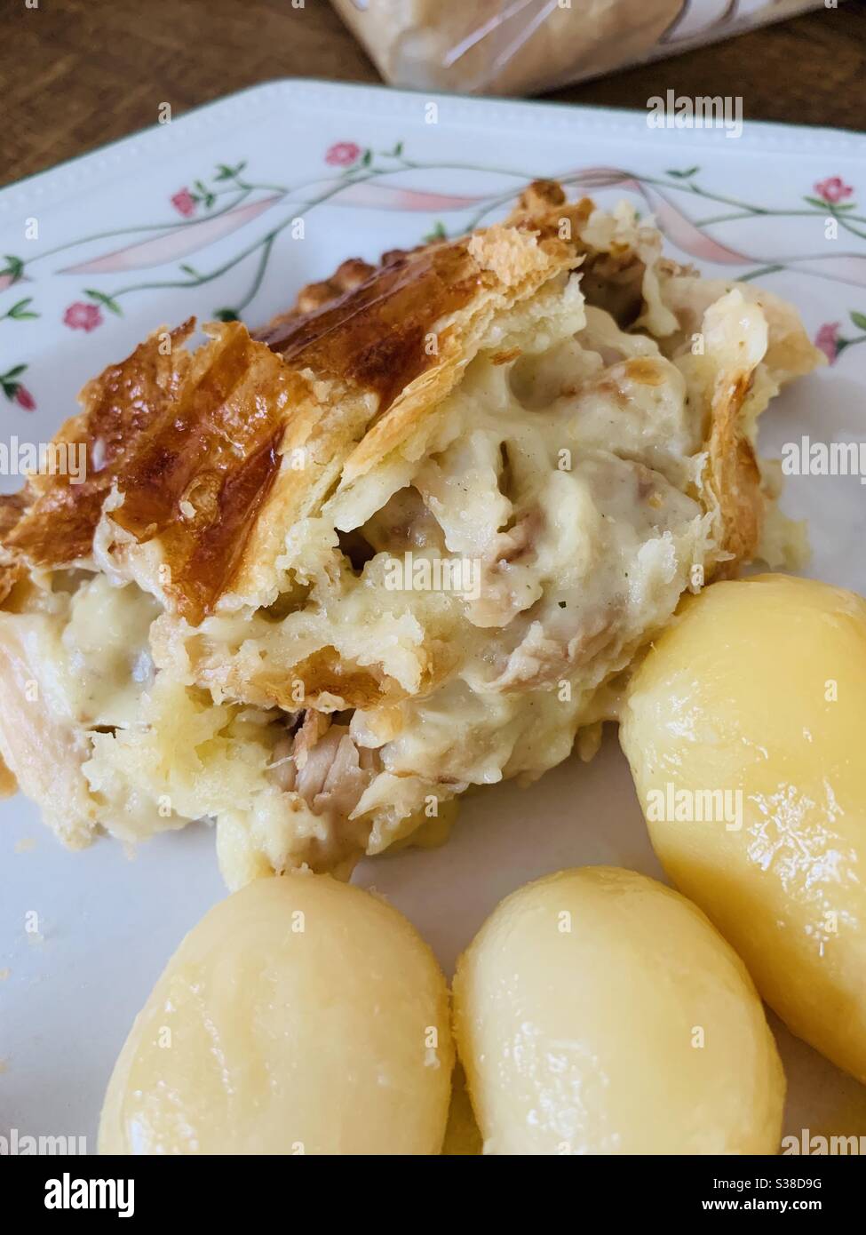 Chicken potato pie hi-res stock photography and images - Alamy