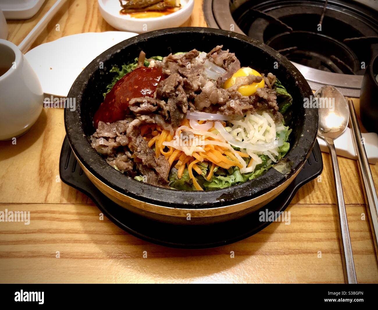 https://c8.alamy.com/comp/S38GFN/korean-food-dolsot-bibimbap-bibimbab-in-a-hot-stone-bowl-S38GFN.jpg