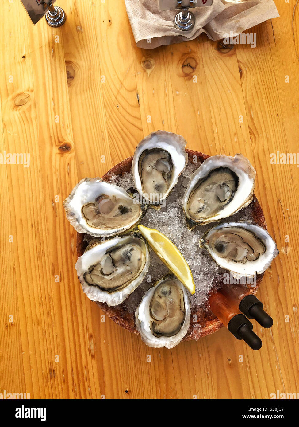 Oysters on the half shell hires stock photography and images Alamy