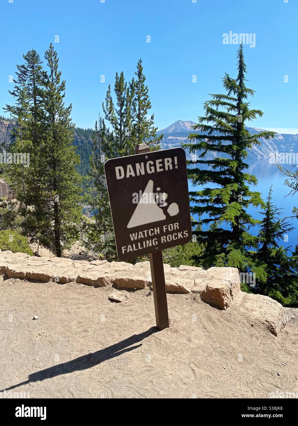 A sign warning of falling rocks at crater Lake national Park in Oregon, USA Stock Photo Alamy