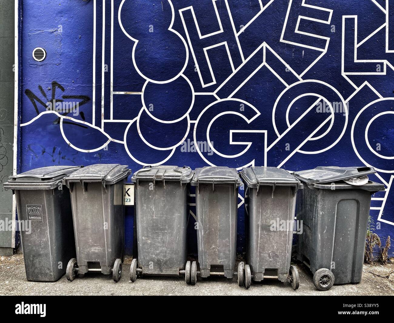 Black wheelie bin hi-res stock photography and images - Alamy