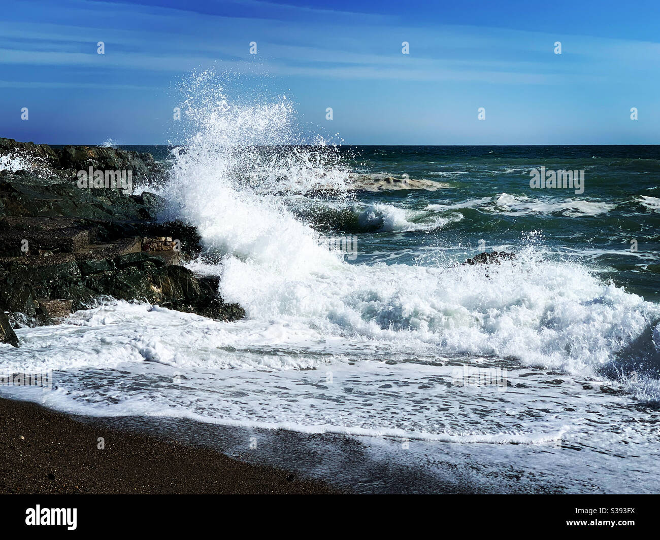 Sea crashing against rocks hi-res stock photography and images - Alamy