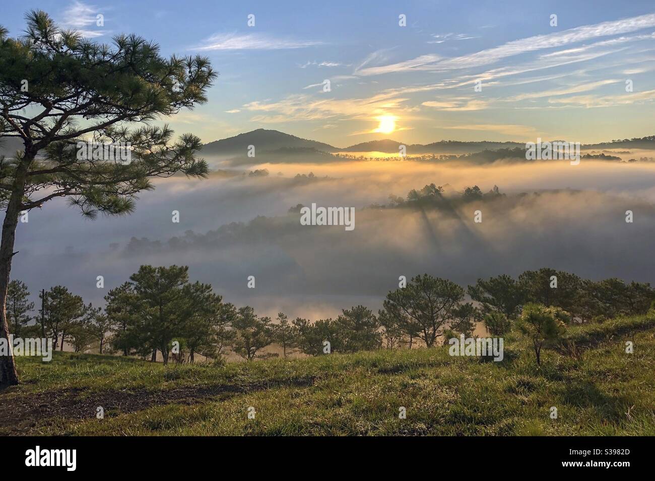 Bình minh trên phố núi - Smartphone Captured Stock Image