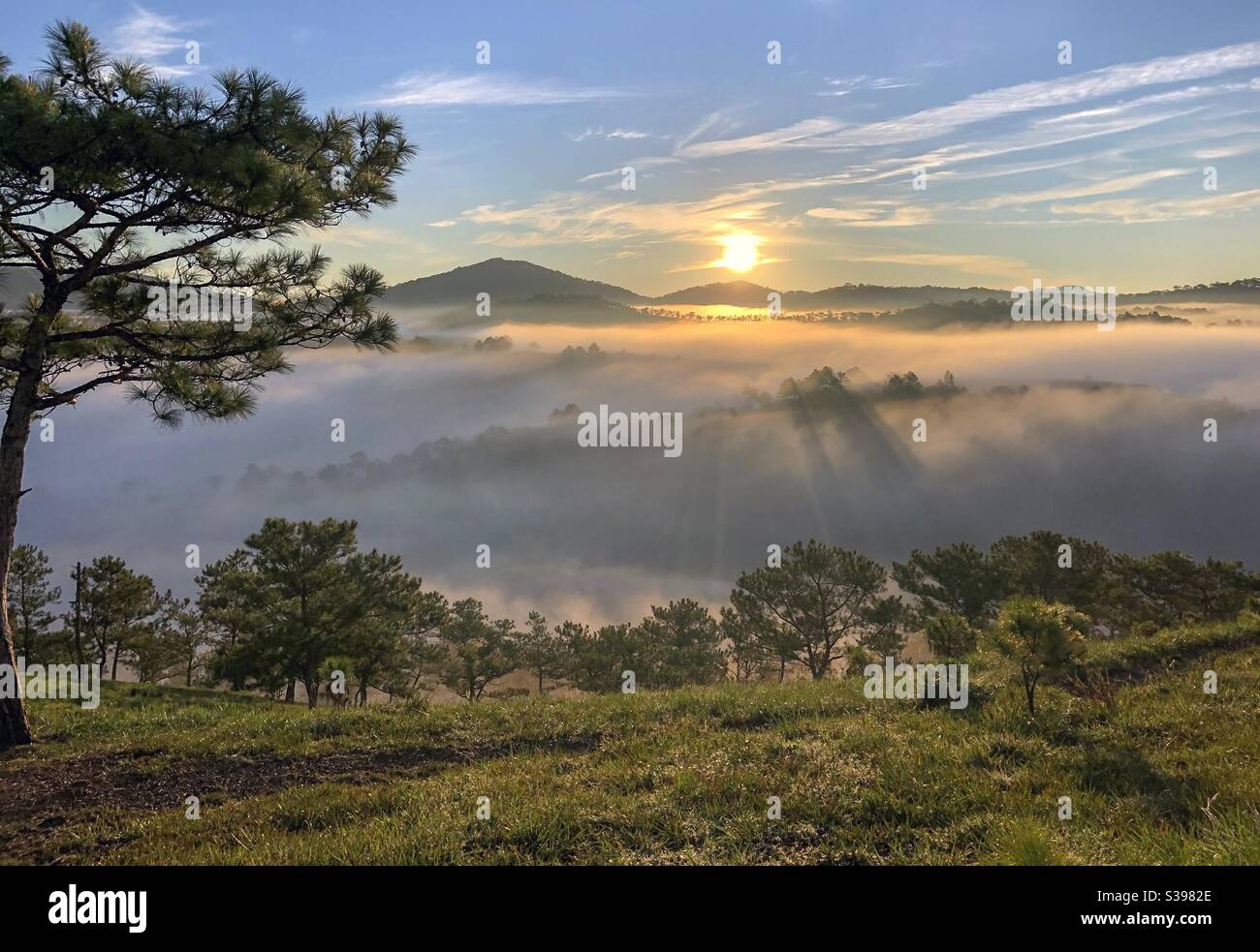 Bình minh trên phố núi - Smartphone Captured Stock Image
