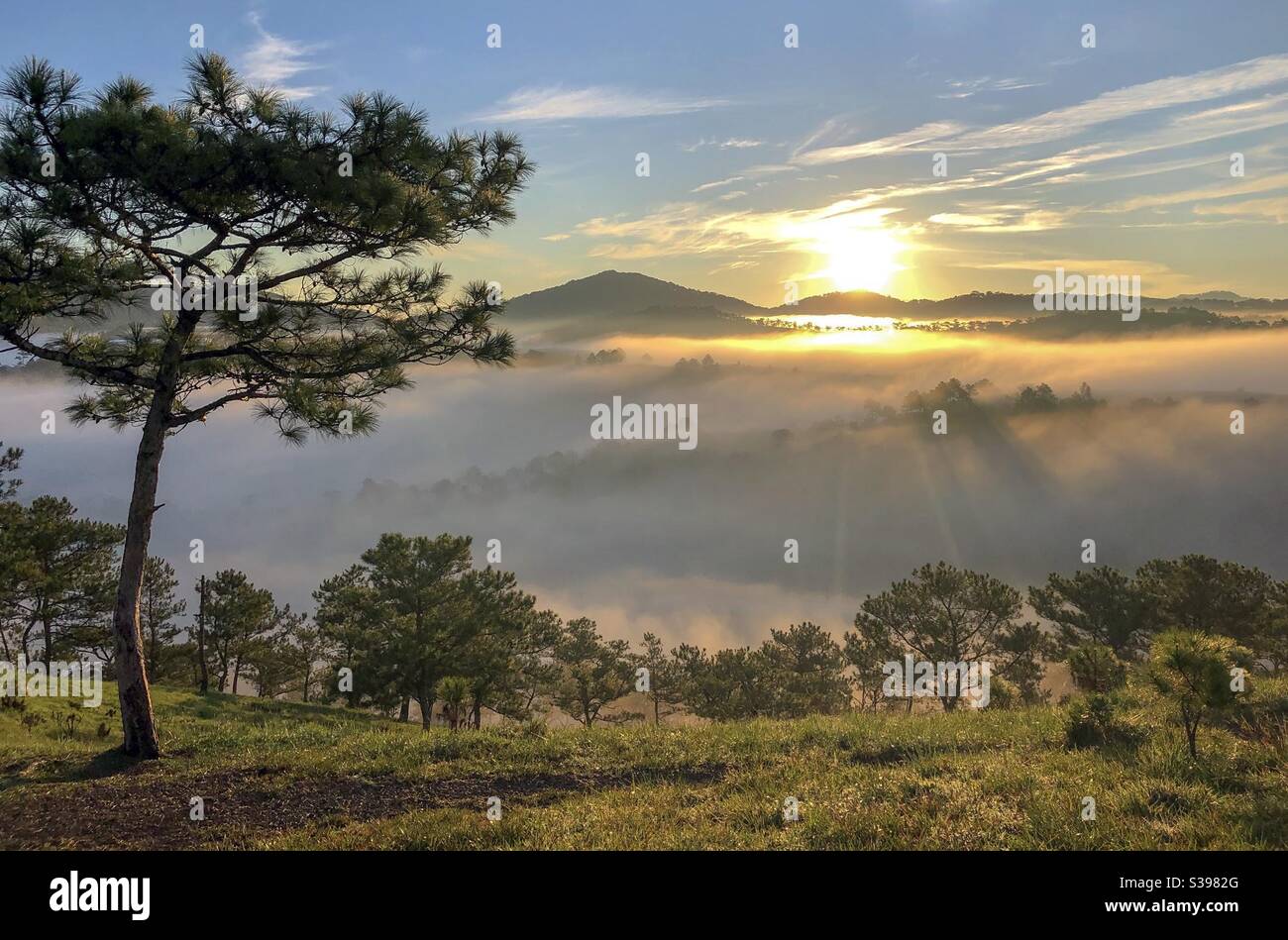 Bình minh trên phố núi - Smartphone Captured Stock Image