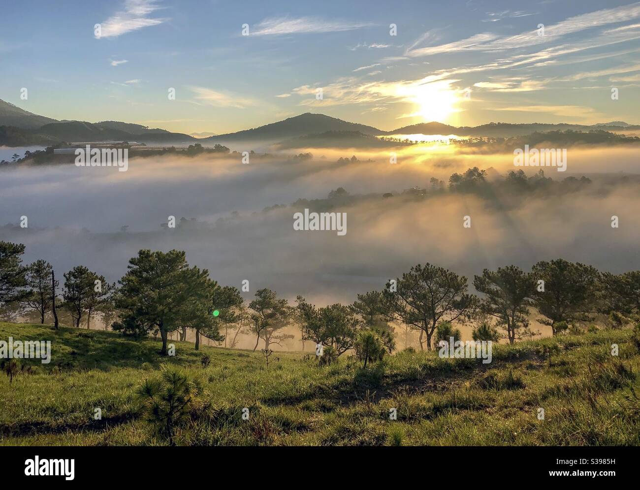 Bình minh trên phố núi - Smartphone Captured Stock Image