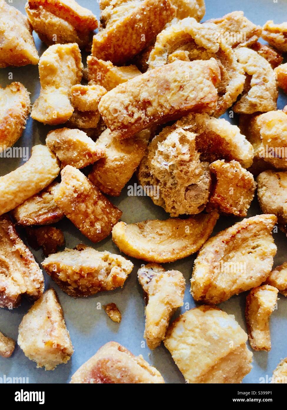 Pork scratchings bar hires stock photography and images Alamy