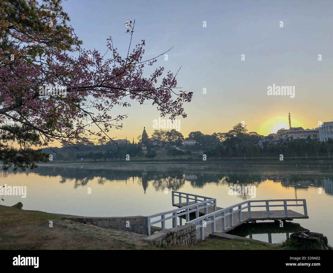 Bình minh trên phố núi - Smartphone Captured Stock Image