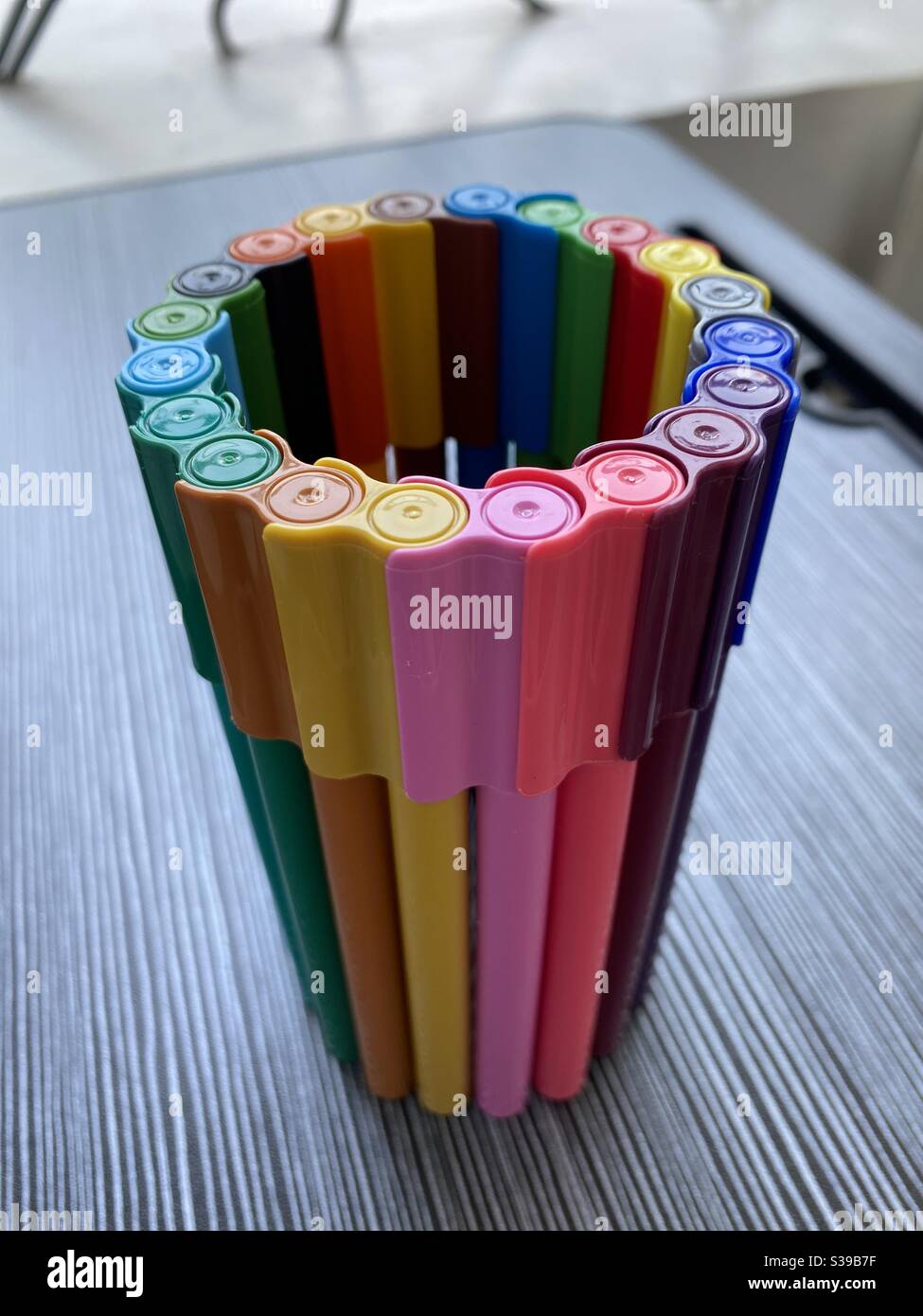 https://c8.alamy.com/comp/S39B7F/color-markers-are-arranged-in-a-circle-on-the-table-S39B7F.jpg