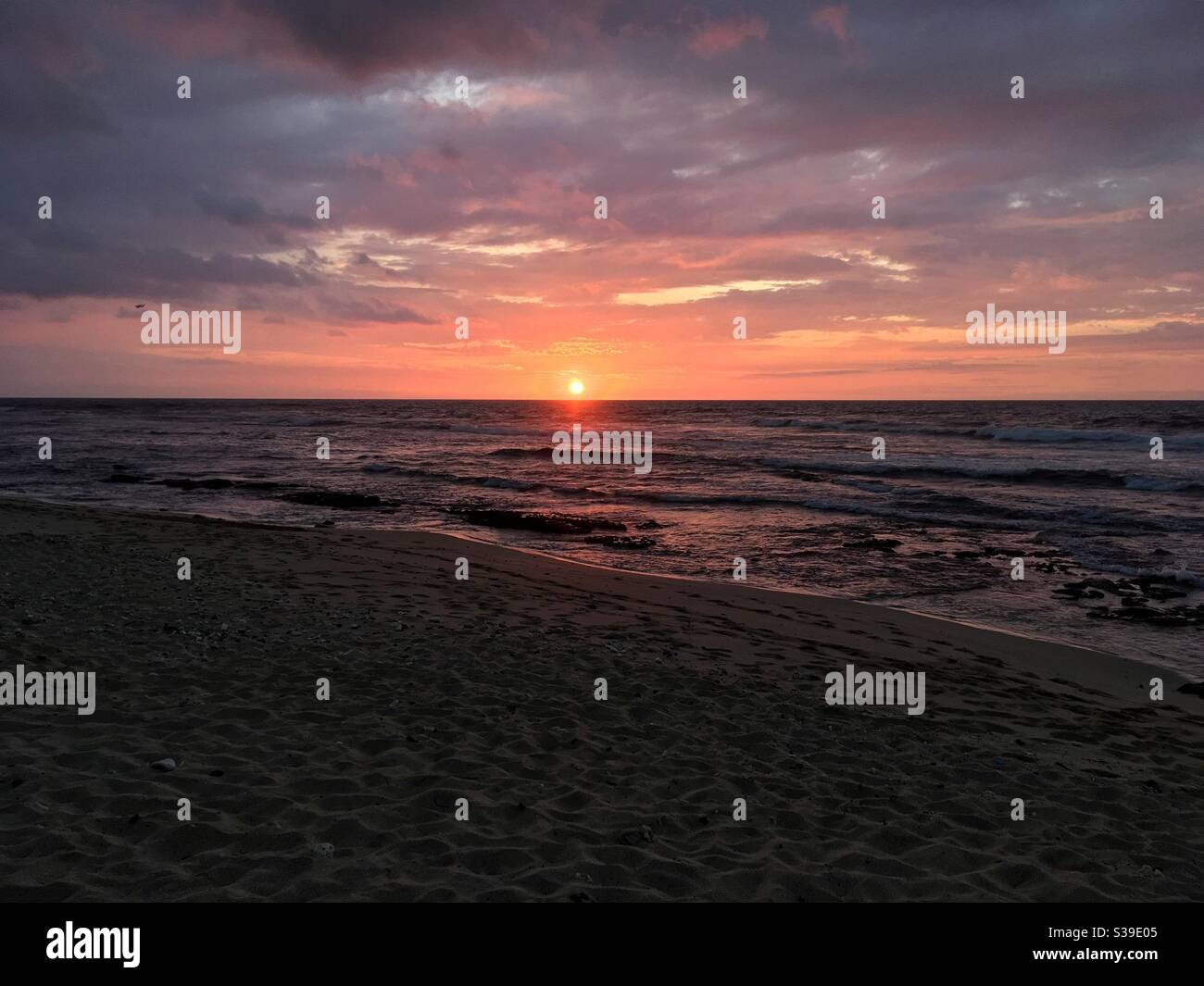 Hawaii sunset waves hi-res stock photography and images - Alamy