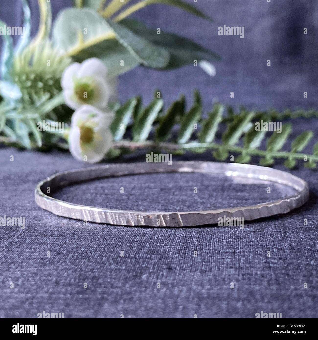 Encanto colorido letras para pulseras joyas artesanales Fotografía de stock  - Alamy