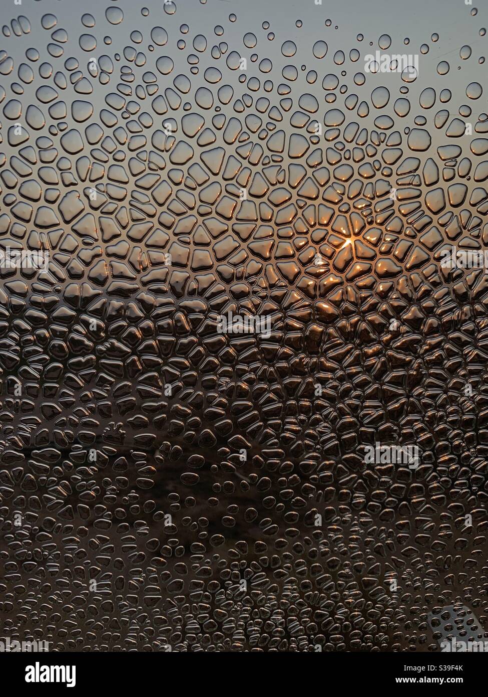 https://c8.alamy.com/comp/S39F4K/sunrise-through-bubble-glass-of-a-tanker-plane-window-S39F4K.jpg