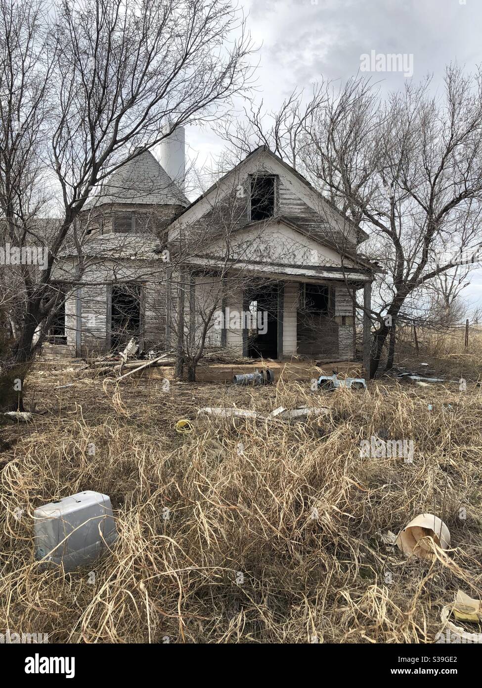 Abandoned house with debris in yard Stock Photo Alamy