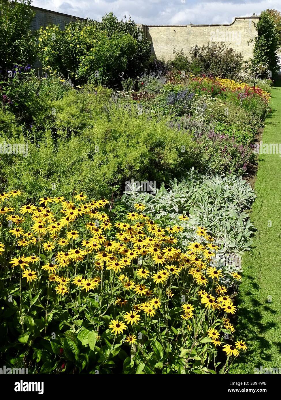 Beautiful walled garden hi-res stock photography and images - Alamy