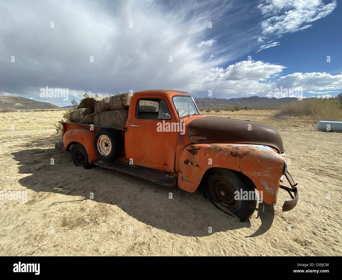 Truck in desert abandoned hi-res stock photography and images - Alamy