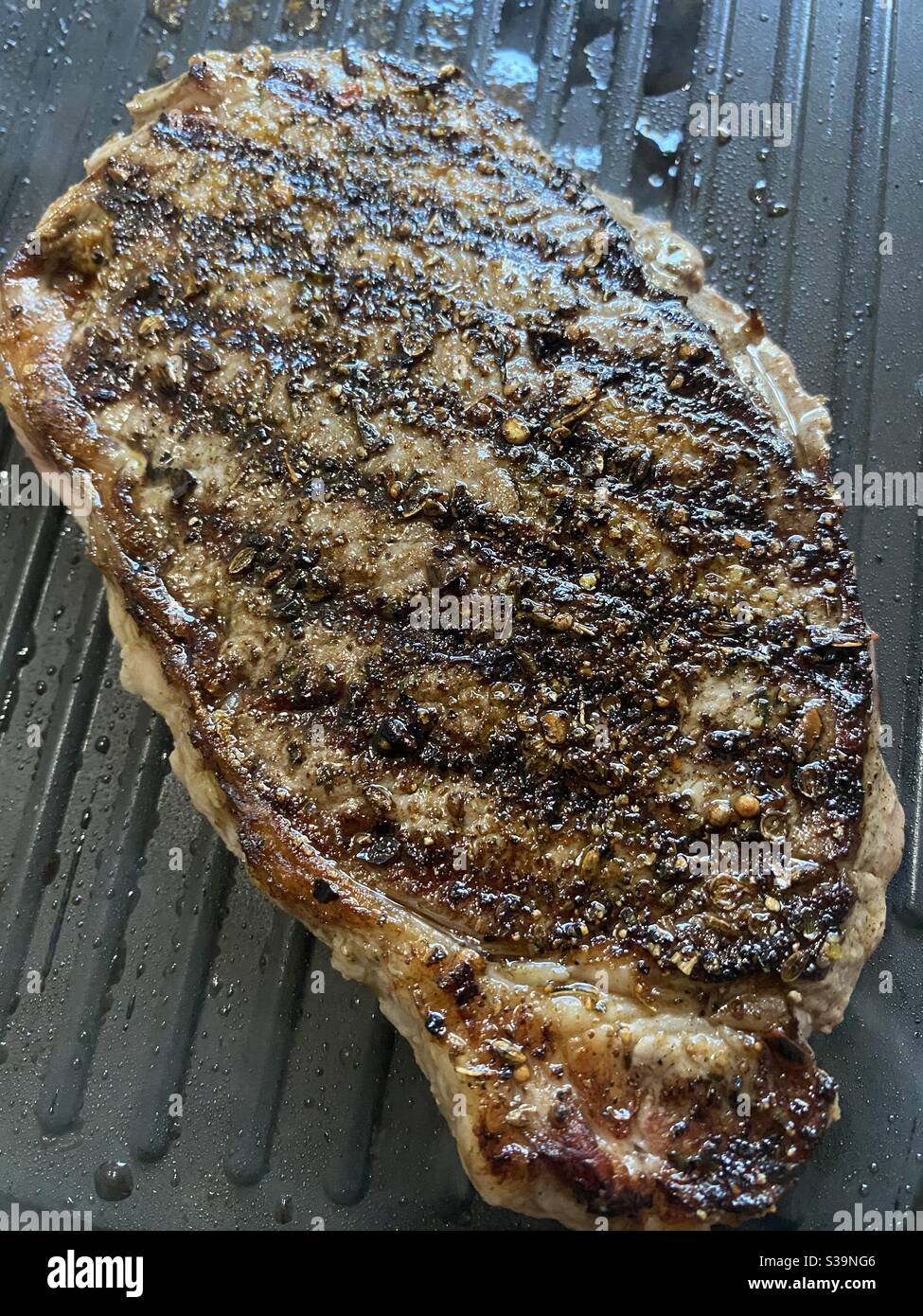Griddle Sirloin Steak with Montreal Steak Spice, Sizzling in the pan Stock Photo Alamy