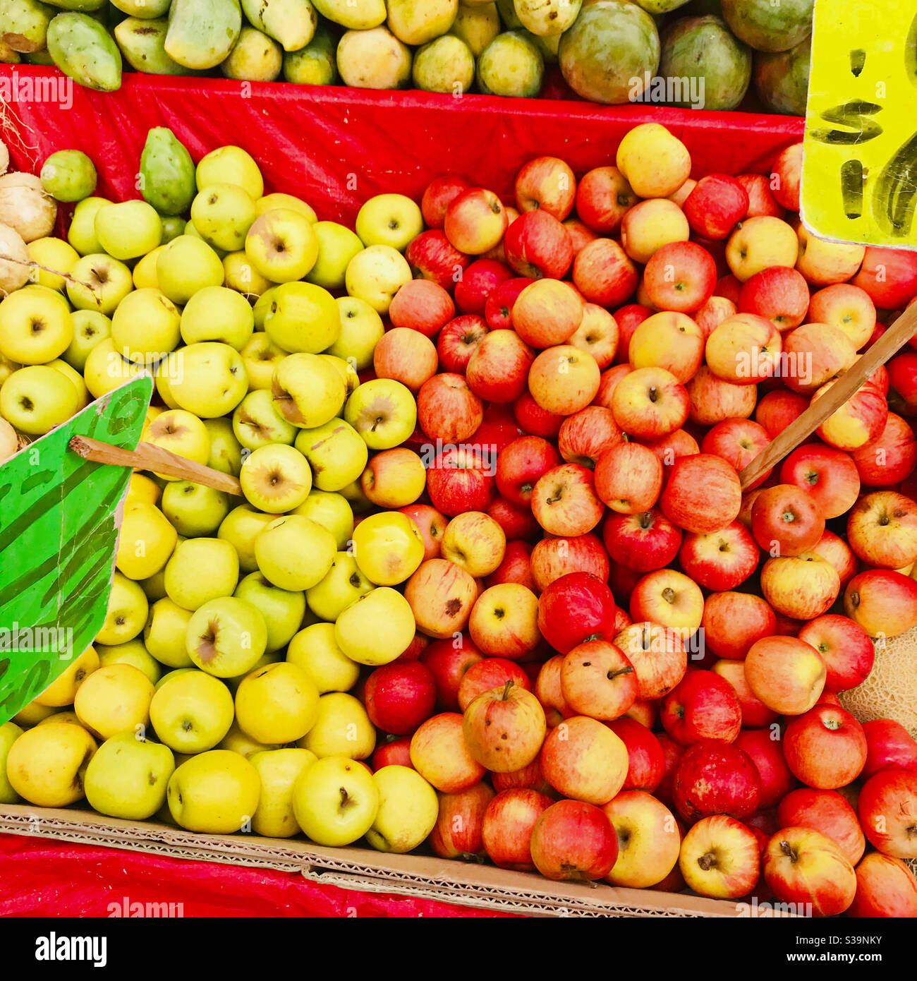 Manzanas rojas y amarillas Stock Photo