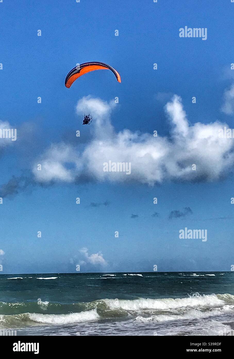 Paragliding along the shoreline, Jacksonville Beach, Florida Stock Photo
