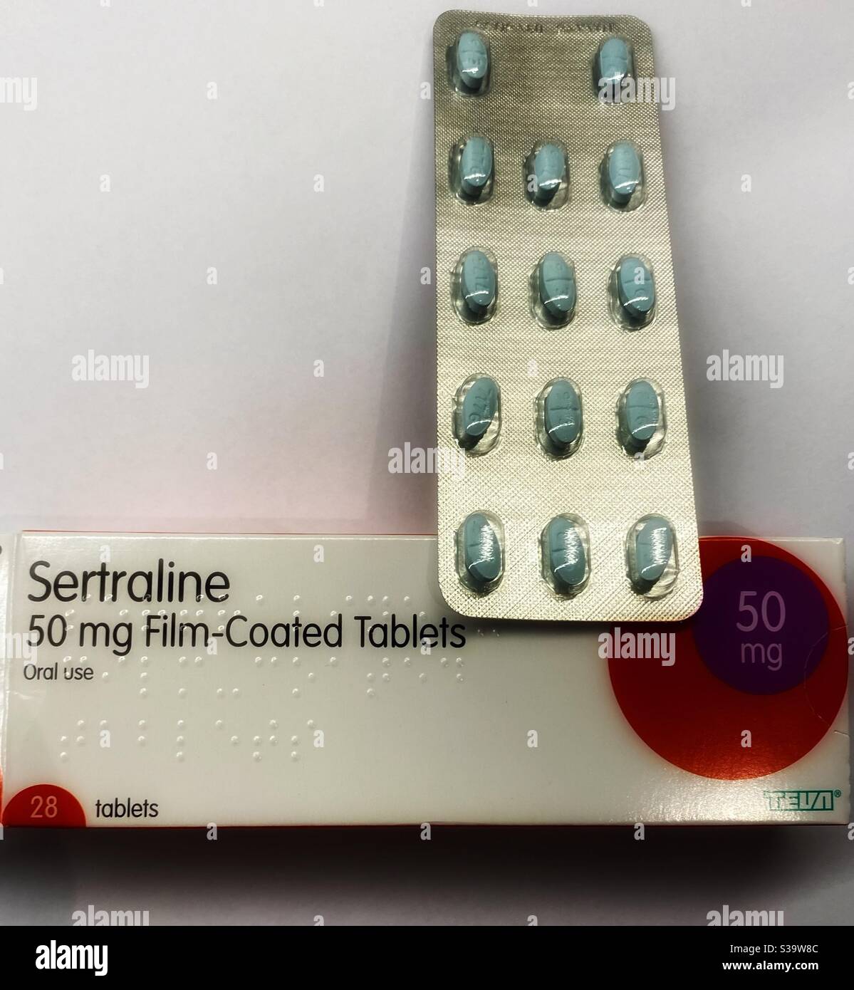 Lionel Green Street efterligne nøgle Sertraline foil covered tablets and box on a white background, used to  treat depression and other mental illnesses Stock Photo - Alamy