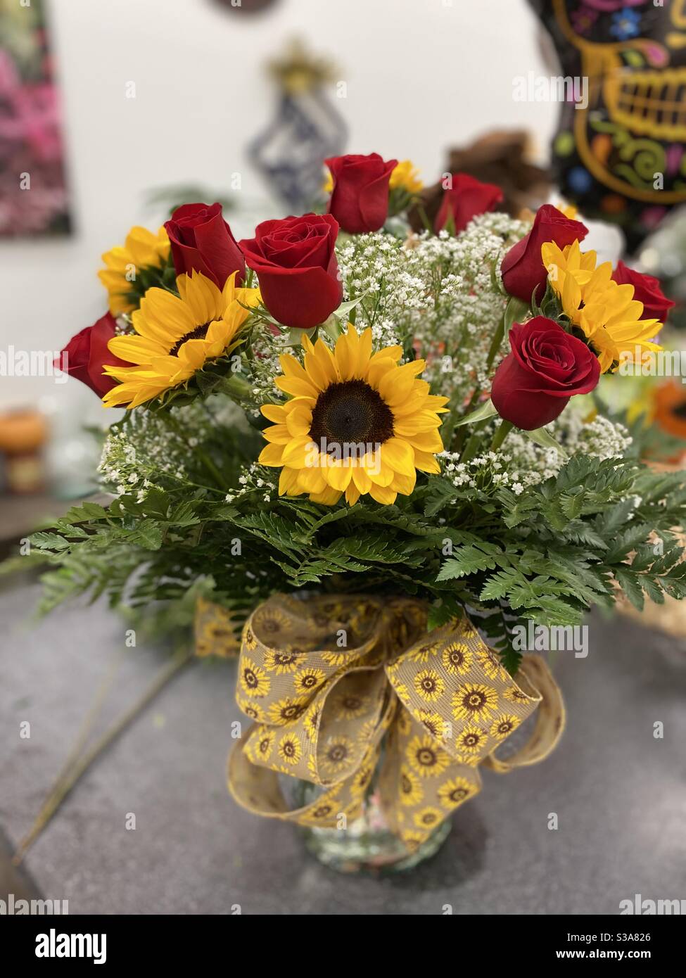 Sunflowers and roses arrangement Stock Photo Alamy