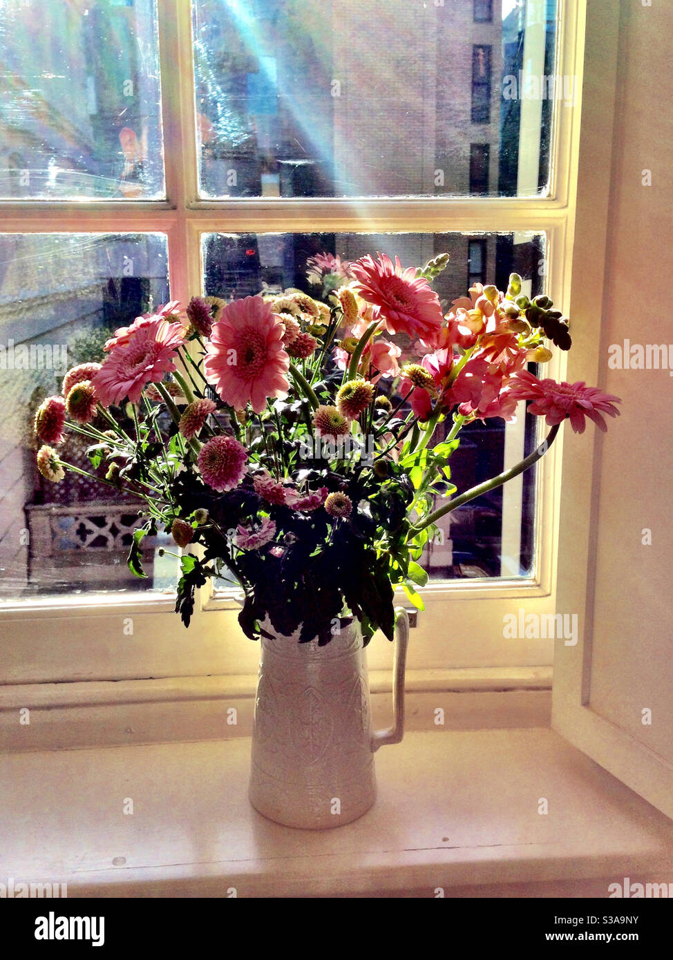 Flowers in windowsill hires stock photography and images Alamy