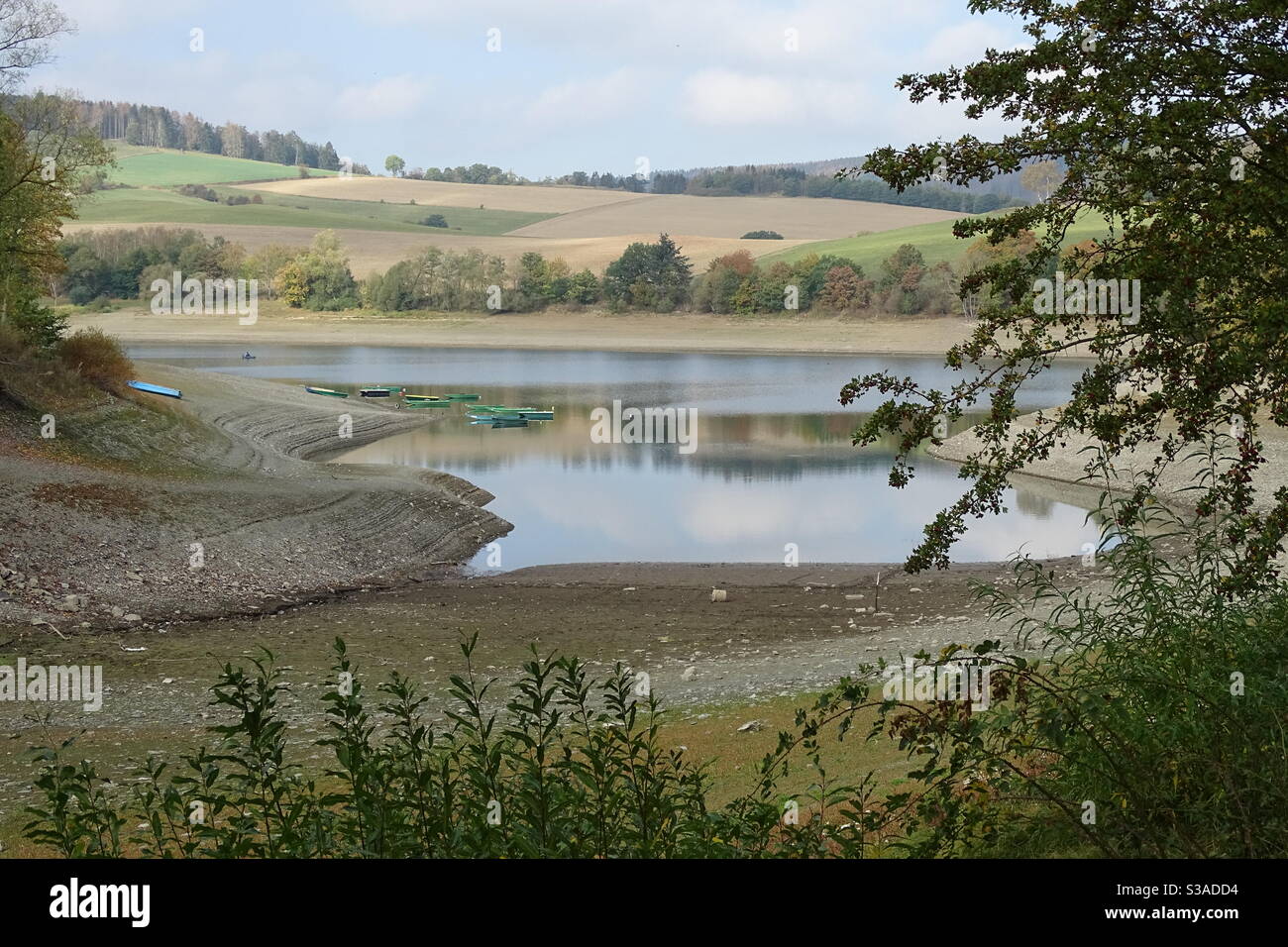 Niedriger Wasserstand am Stausee „Diemelsee“ in Nordhessen Stock Photo