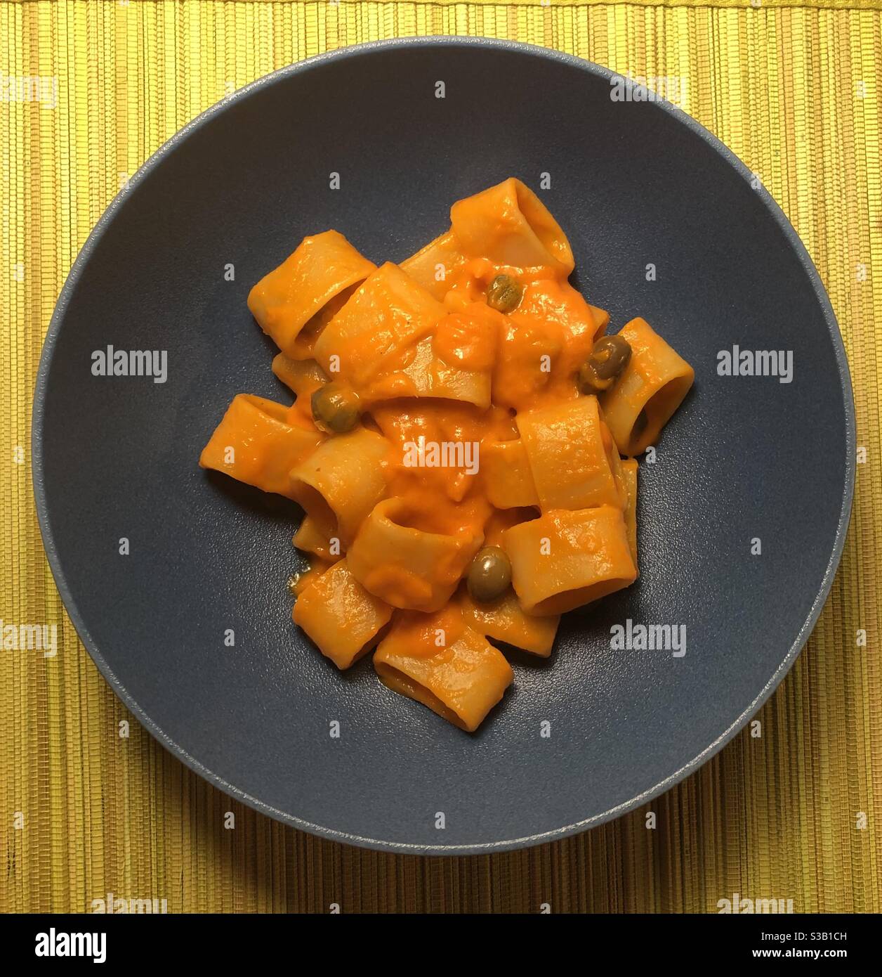 pasta with pepper cream and capers pasta con crema di peperoni e