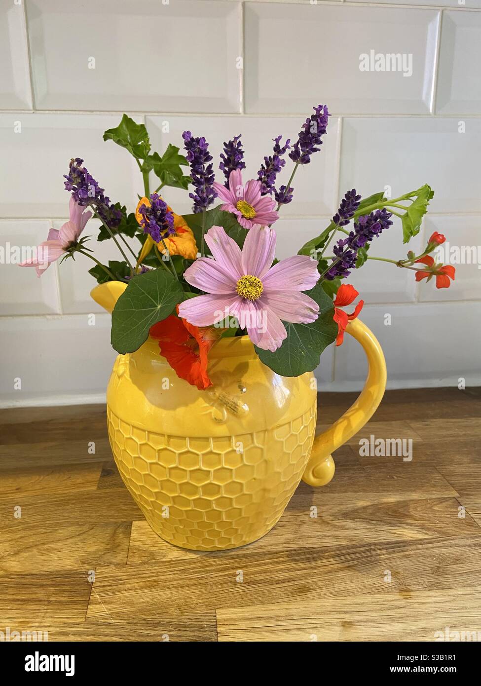 Vase yellow flowers hires stock photography and images Alamy
